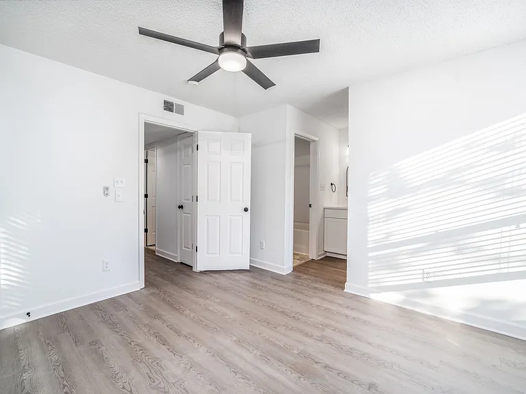 1107 W McGee St — Photo 23