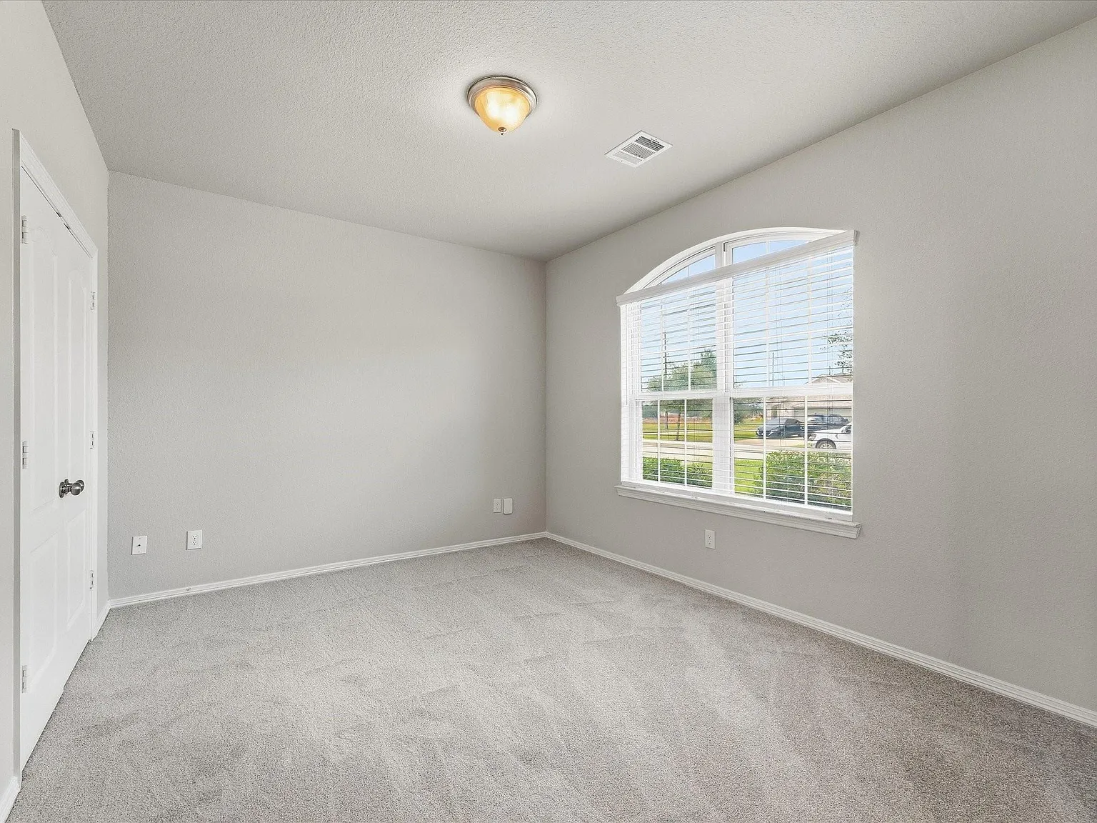 3 bed, 2.5 bath, 2630 sqft, $2,200 — Photo 3