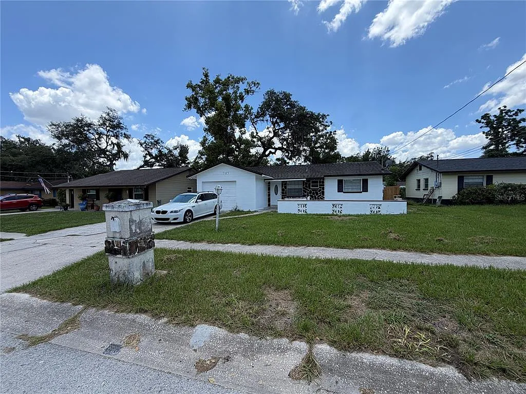 3 bed, 1.0 bath, 1300 sqft, $1,699 — Photo 2