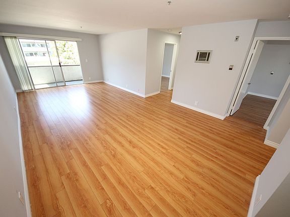 3rd image of 10615 Rose Ave APT 404