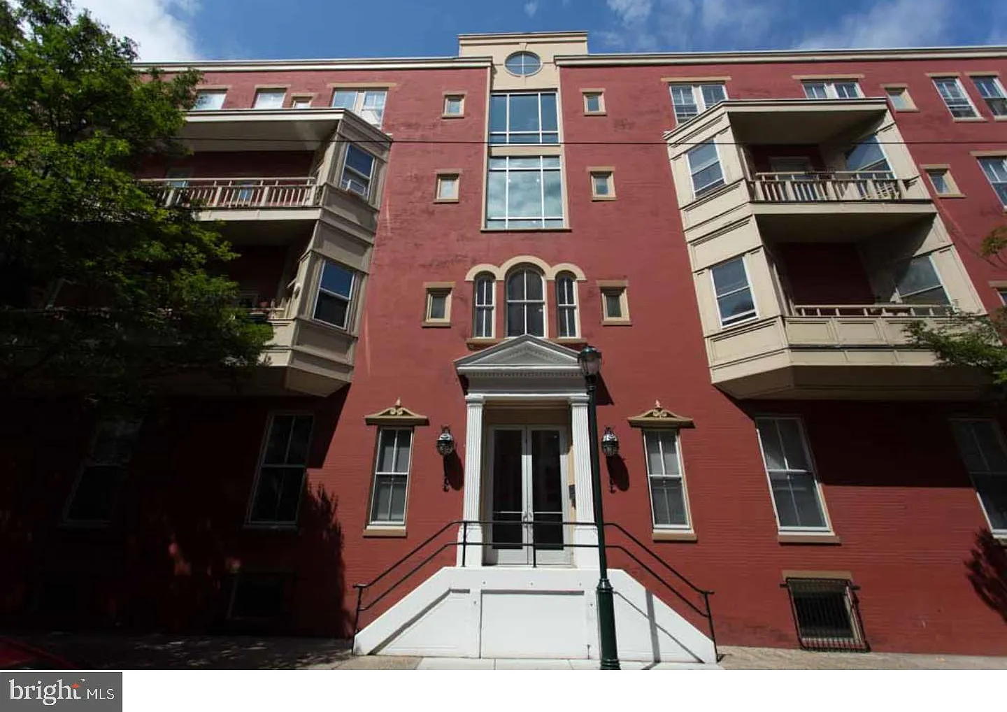 Colonial — Photo 2
