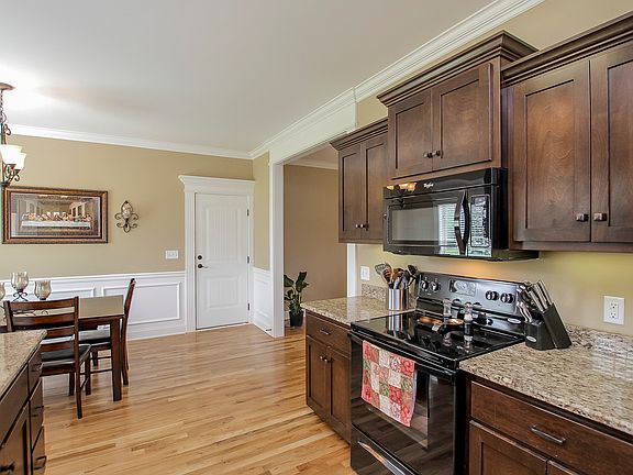 5th image of 732 Willow Cove Dr