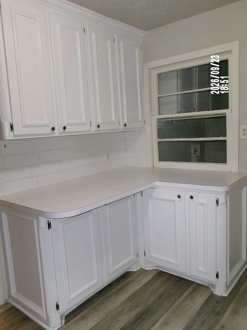 Freshly painted interiors and new flooring — Photo 4