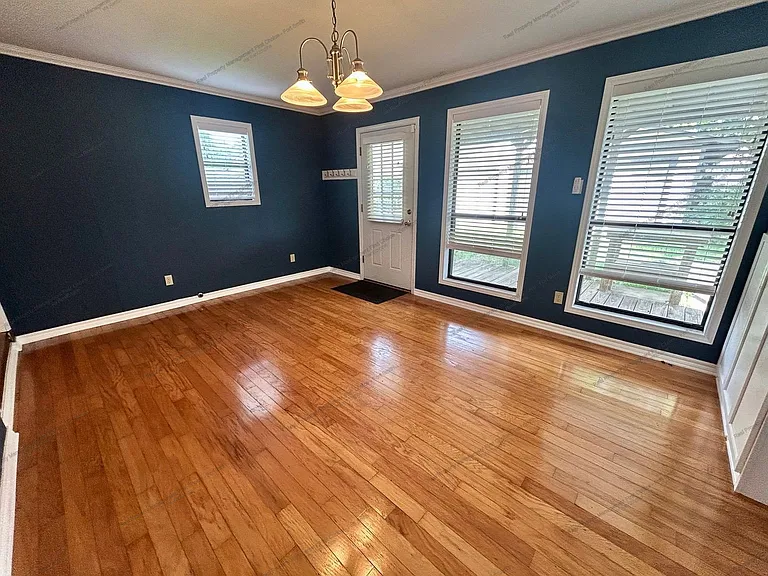 4205 S 17th St — Photo 3