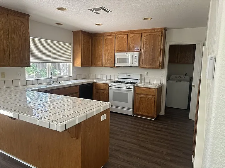 2224 Halsey Cir — Photo 4