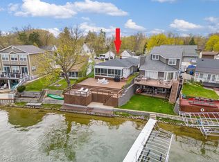 2648 Desmond Rd, Waterford, MI 48329