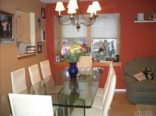 8 Stratford Grn, Farmingdale, NY 11735