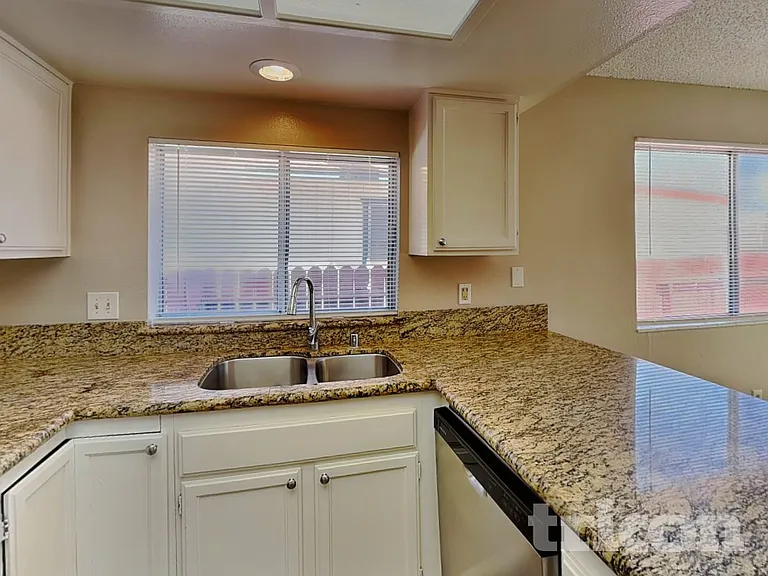 2020 Burnside Dr — Photo 6