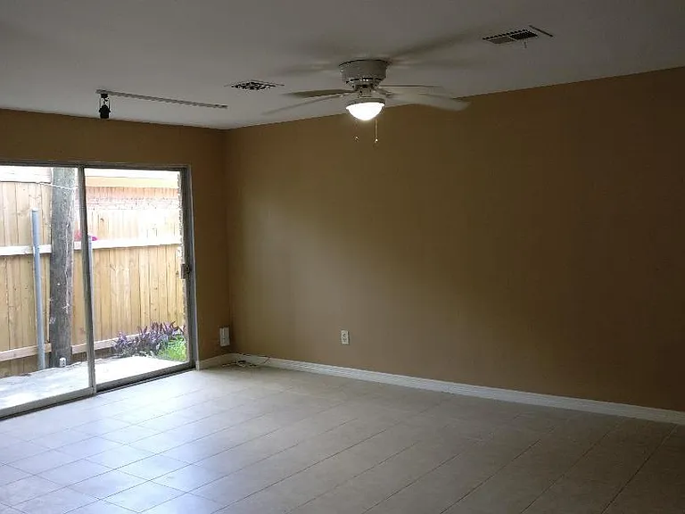 7500 W Loop S Fwy #D — Photo 6