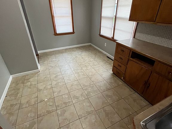 3rd image of 5 Louise Ct