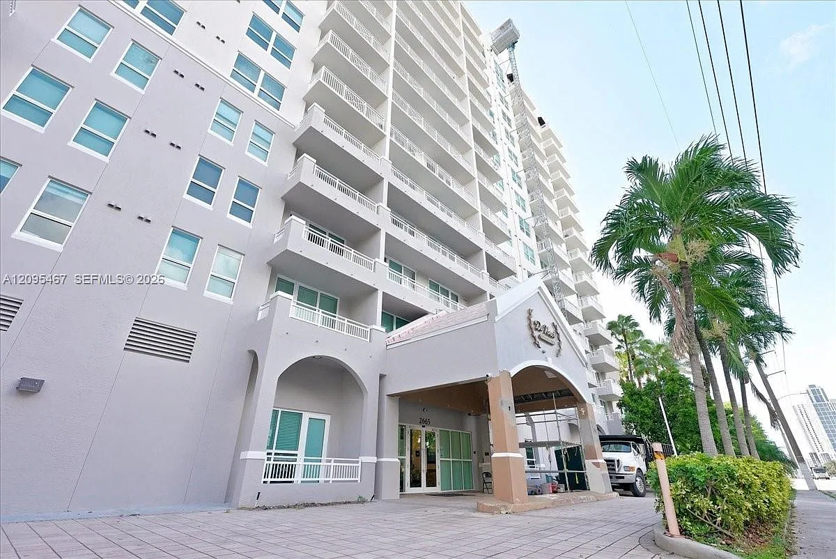 Da Vinci On Douglas Condo — Photo 3