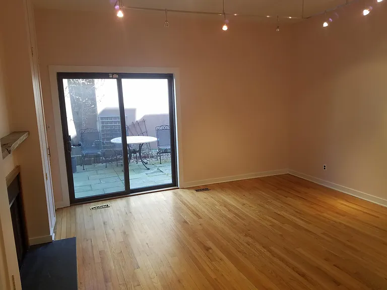 221 Head House Ct — Photo 4