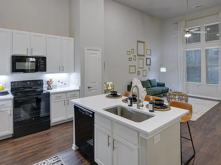 900 Gordon Heights Ln — Photo 2