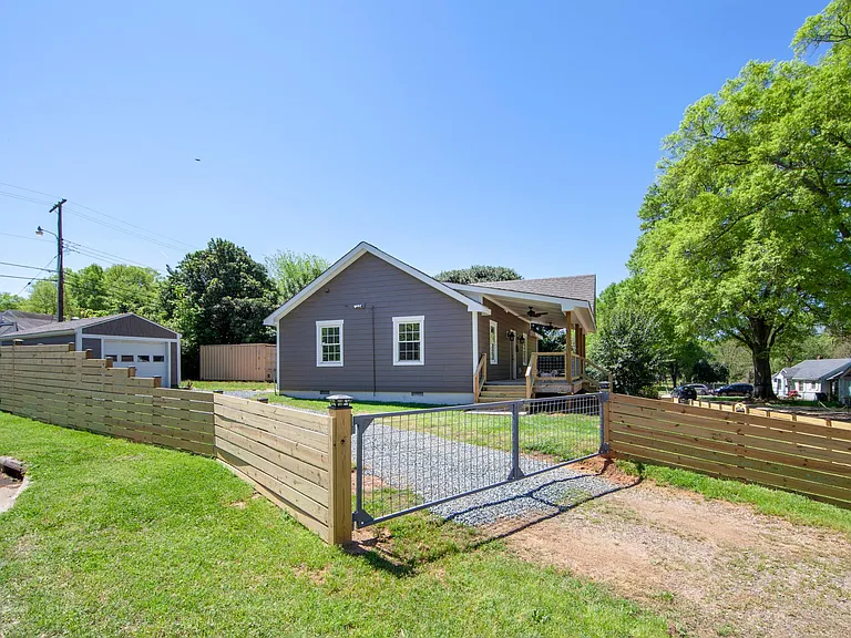 2660 Roslyn Ave — Photo 21