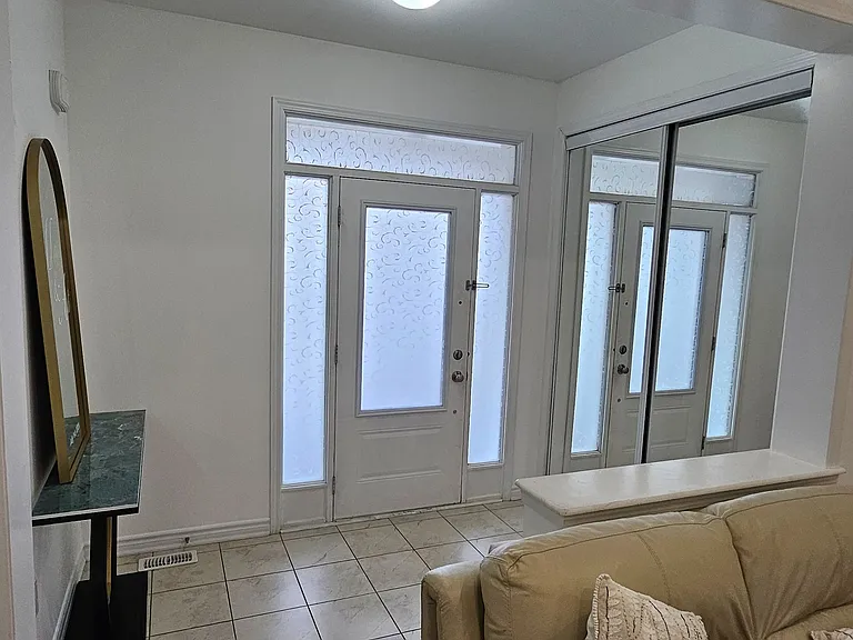 1206 Duignan Cres #UPPER — Photo 4