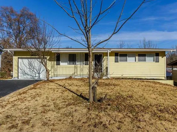 1915 Nashua Dr, Saint Louis, MO 63136