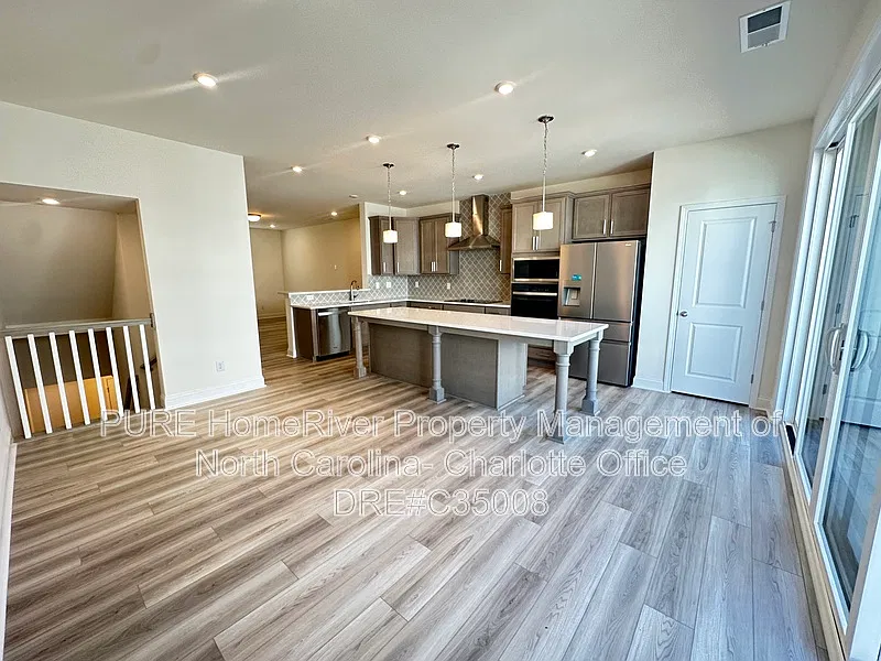 4 bed, 4.0 bath, 1886 sqft, $3,100 — Photo 2