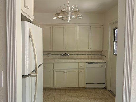 4th image of 215 E Churchill St