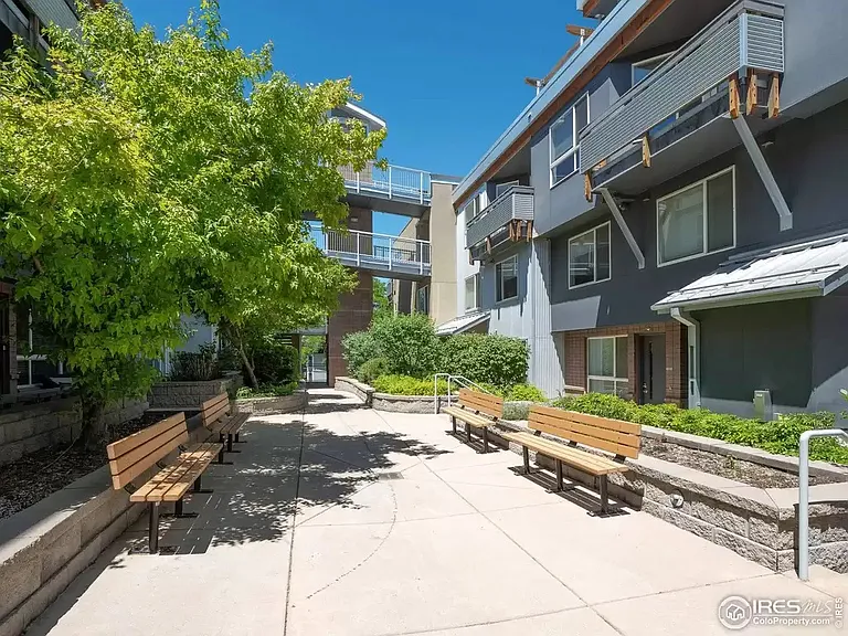 Front Raised-bed Courtyard