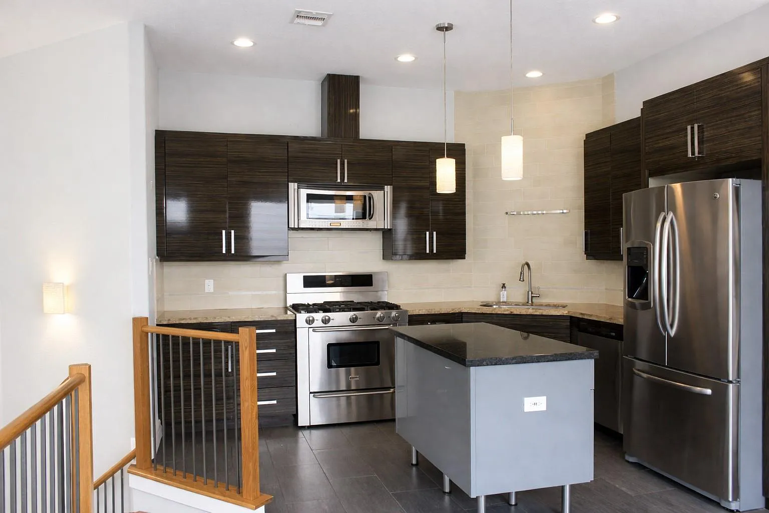 3 bed, 2.5 bath, 2168 sqft, $3,150 — Photo 4