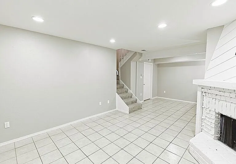 889 Dublin Dr #D — Photo 6
