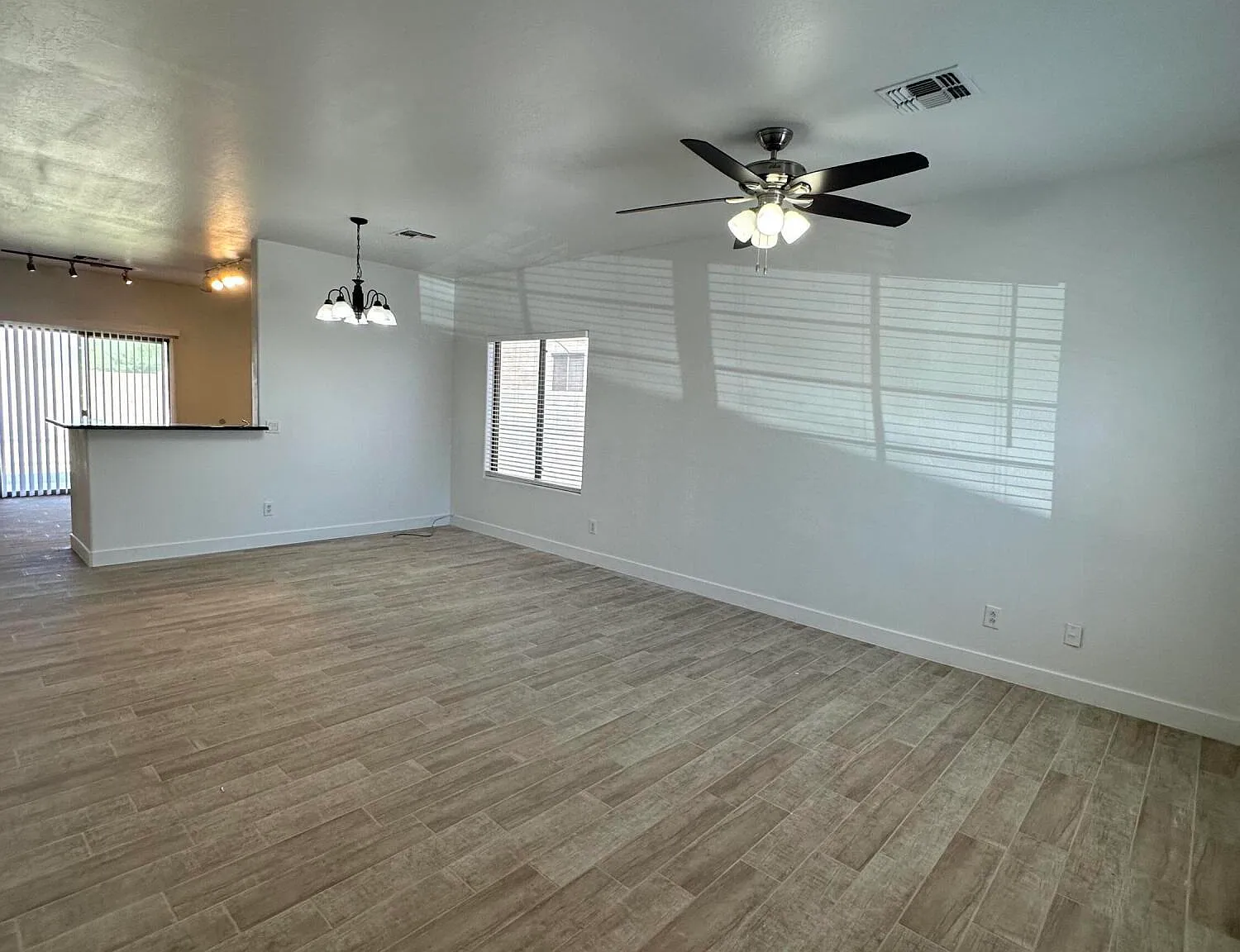 3 bed, 2.0 bath, 1649 sqft, $1,900 — Photo 2