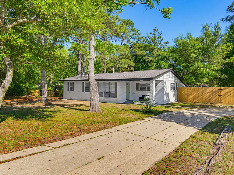 1095 Texas Pkwy — Photo 4