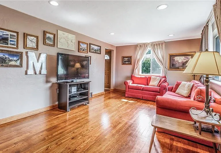 322 Iroquois Ave — Photo 3