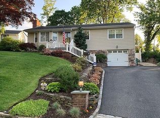 4 Compass Ct, Huntington, NY 11743