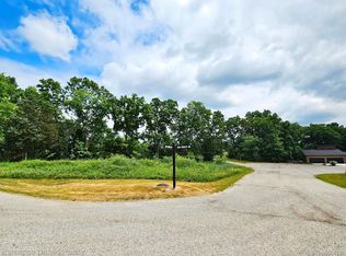 10537 Oak Forest Dr, South Lyon, MI 48178