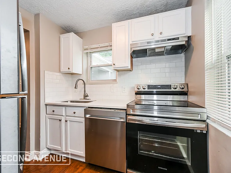 5589 Raceview Ave — Photo 9