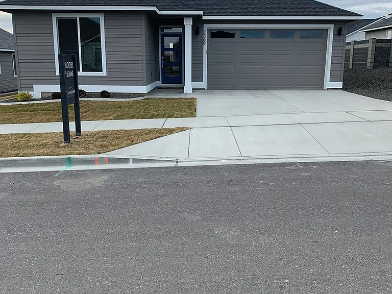 2369 Morris Ave — Photo 2
