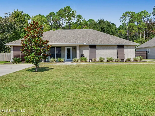 217 Henley Pl, Bay Saint Louis, MS 39520