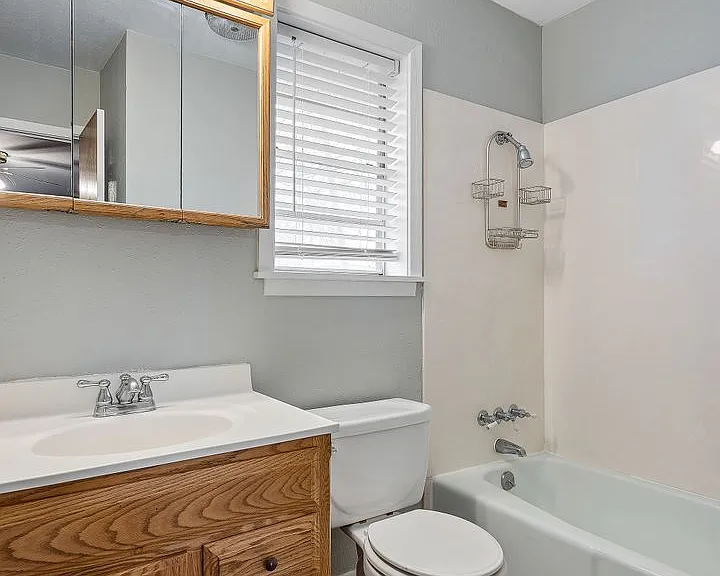 1005 Clarence St — Photo 23