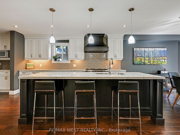 3rd image of 303 Tupper Blvd