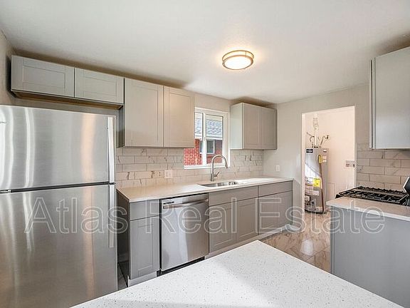 3rd image of 3361 Poplar St