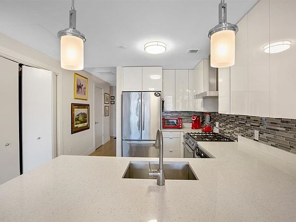 4th image of 121 Portland St Unit 902