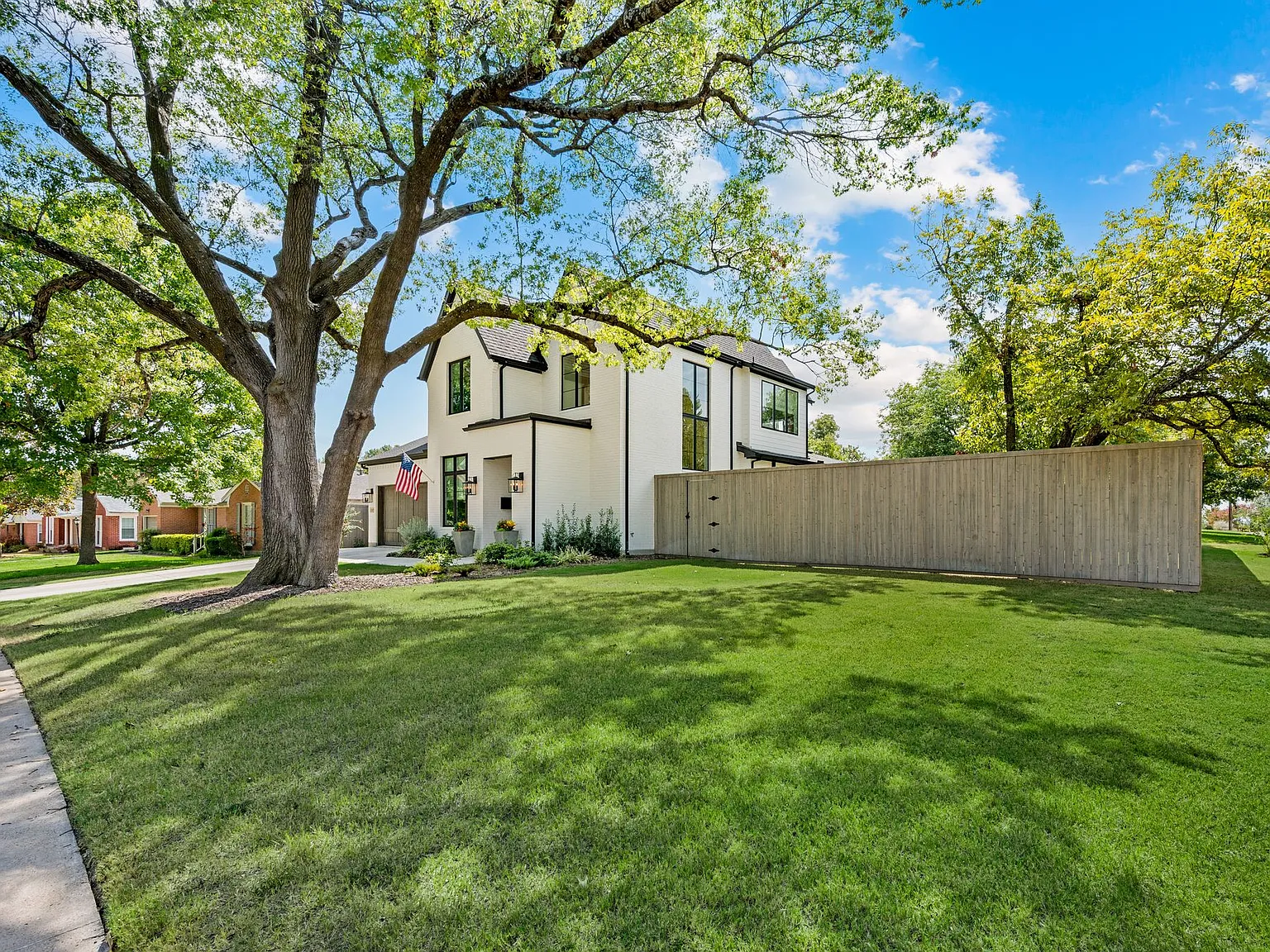 4 bed, 3712 sqft, $9,500 — Photo 3