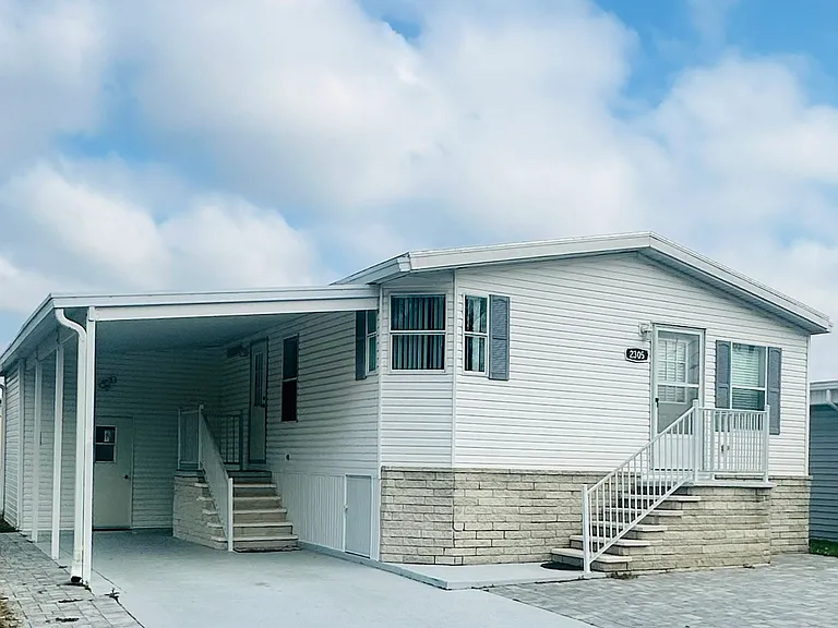 2305 Bay Dr — Photo 1