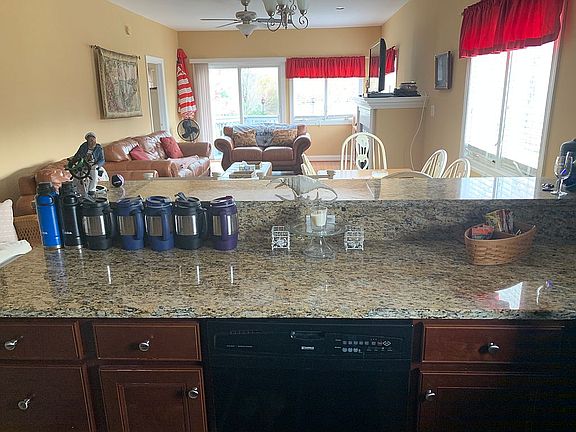 4th image of 205 Retreat Ln