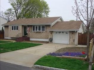 17 S Arizona Rd, West Babylon, NY 11704