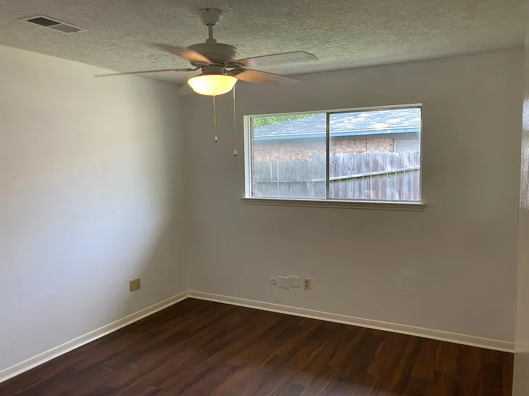 2108 N Austin Ave — Photo 12