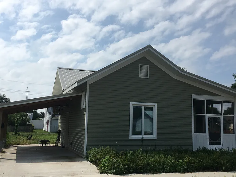 2529 Broadway Ave — Photo 5
