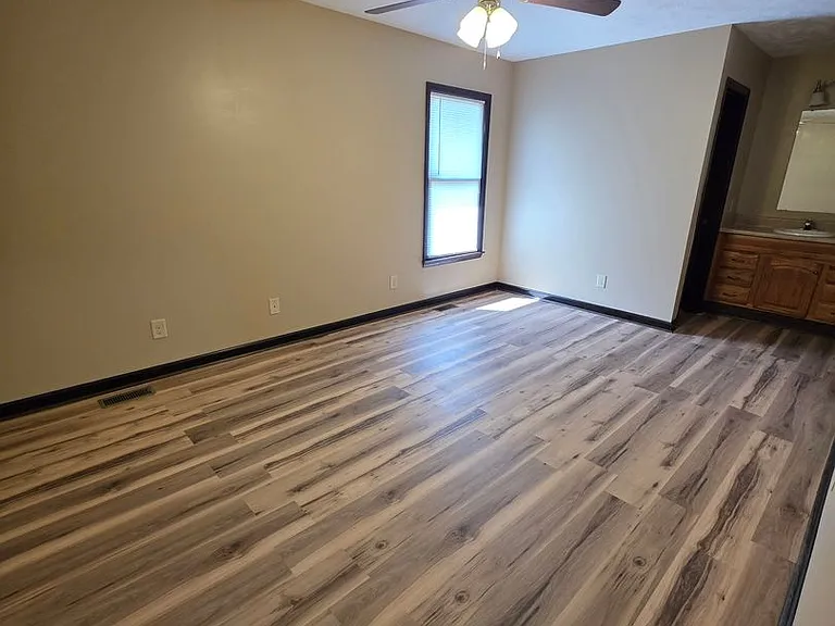 513 Roundtree Dr — Photo 14