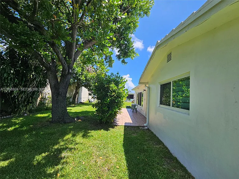 2661 NW 4th Ave — Photo 29