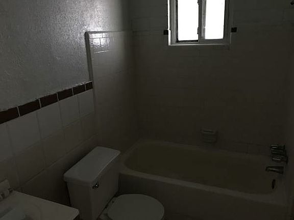 3rd image of 1402 E Dana Ave APT C
