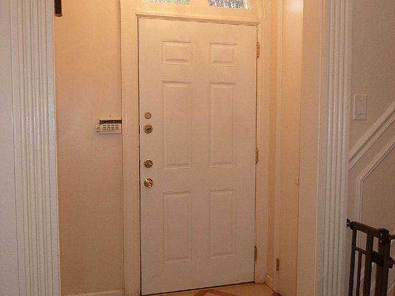DETACHED 1 FAMILY ON A 50X100 LOT!