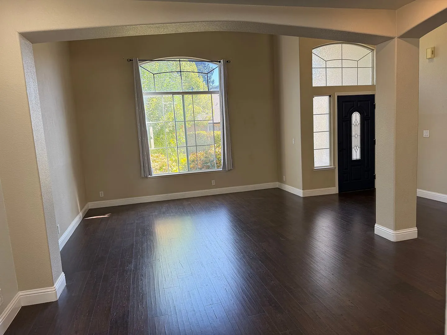 Beautiful 2900 sqft. 5 Bedroom 3 Bath Elk Grove Executive Home For Lease. — Photo 4