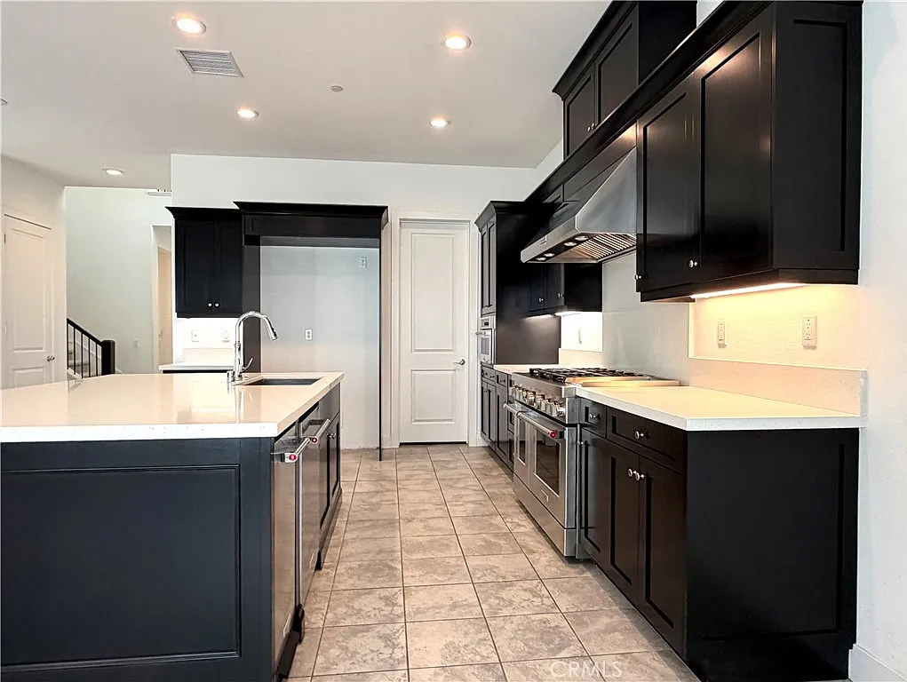 5 bed, 4.5 bath, 3880 sqft, $7,900 — Photo 4