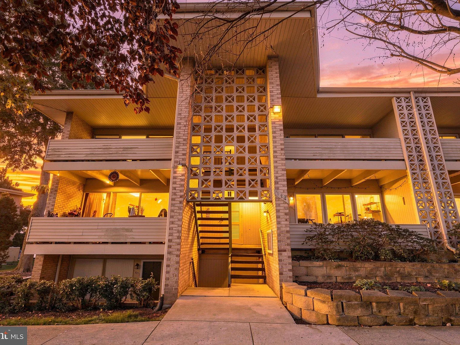 Falls Plaze Condo — Photo 1